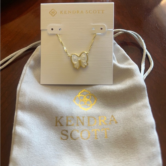 Kendra Scott Haley Bow Gold Short Pendant Necklace in White NEW - Picture 11 of 12